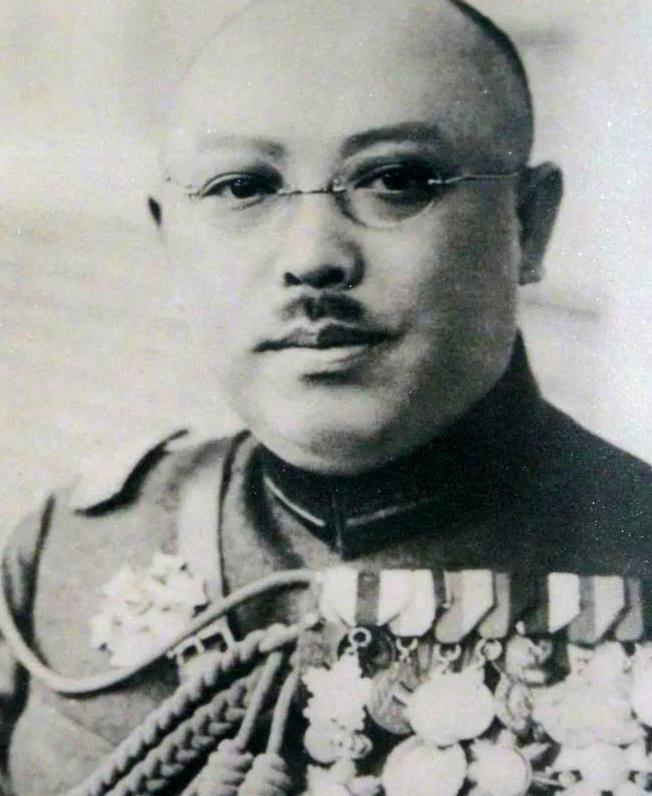 1918年，风姿绰约的少妇钱秀芬，受邀赴唐继尧府邸打牌消遣。谁知牌局正酣之际，唐