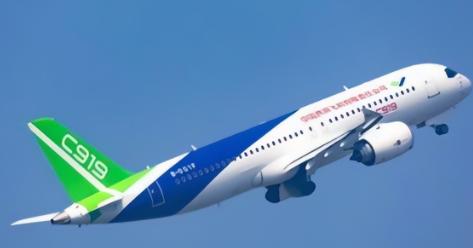 美国这一刀捅的可真够狠！一刀直插C919命脉，中国引以为傲的商飞C919客机，交