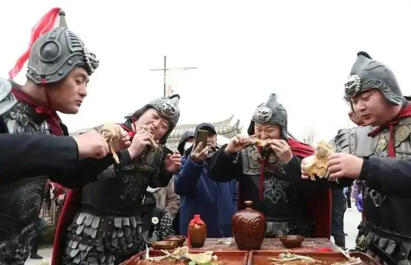 汉代边疆士卒口粮清单，两千年前的军粮比你想象得丰富太多。两千年前，一块胡杨木