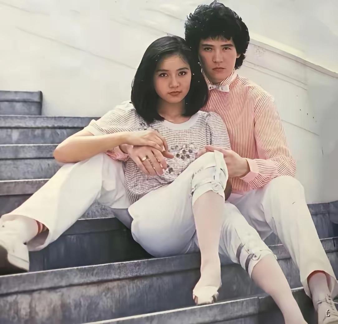 左边这个美女，我打赌，99%的人都认识，是大名鼎鼎的琼瑶女郎，那么右边这个男人是