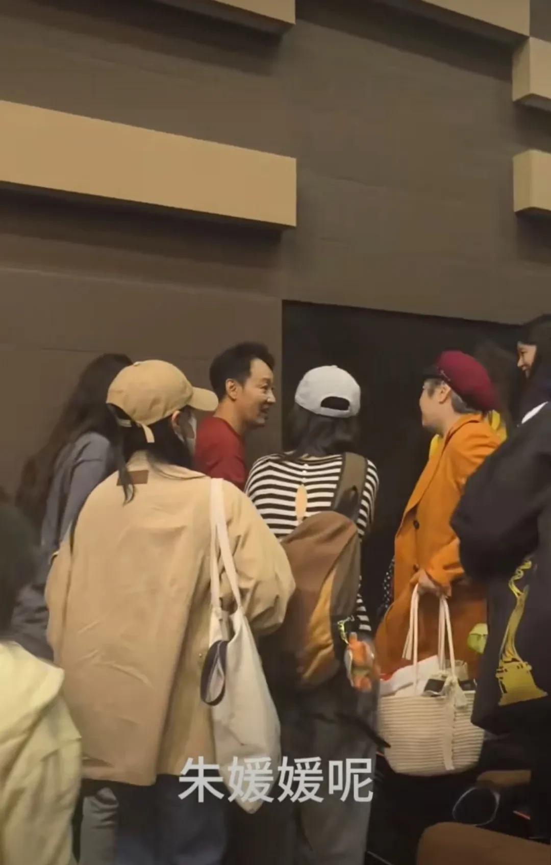在上个月《大风杀》路演时，有一个大妈问辛柏青：朱媛媛呢？辛柏青停顿了几秒，