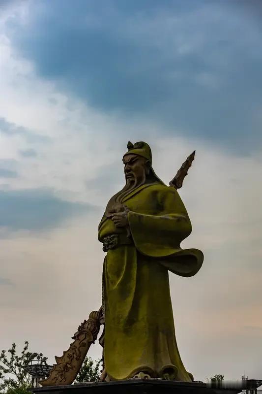 关羽为什么不杀于禁杀庞德呢?关羽为啥不杀于禁却杀庞德？这背后门道可不少。当时