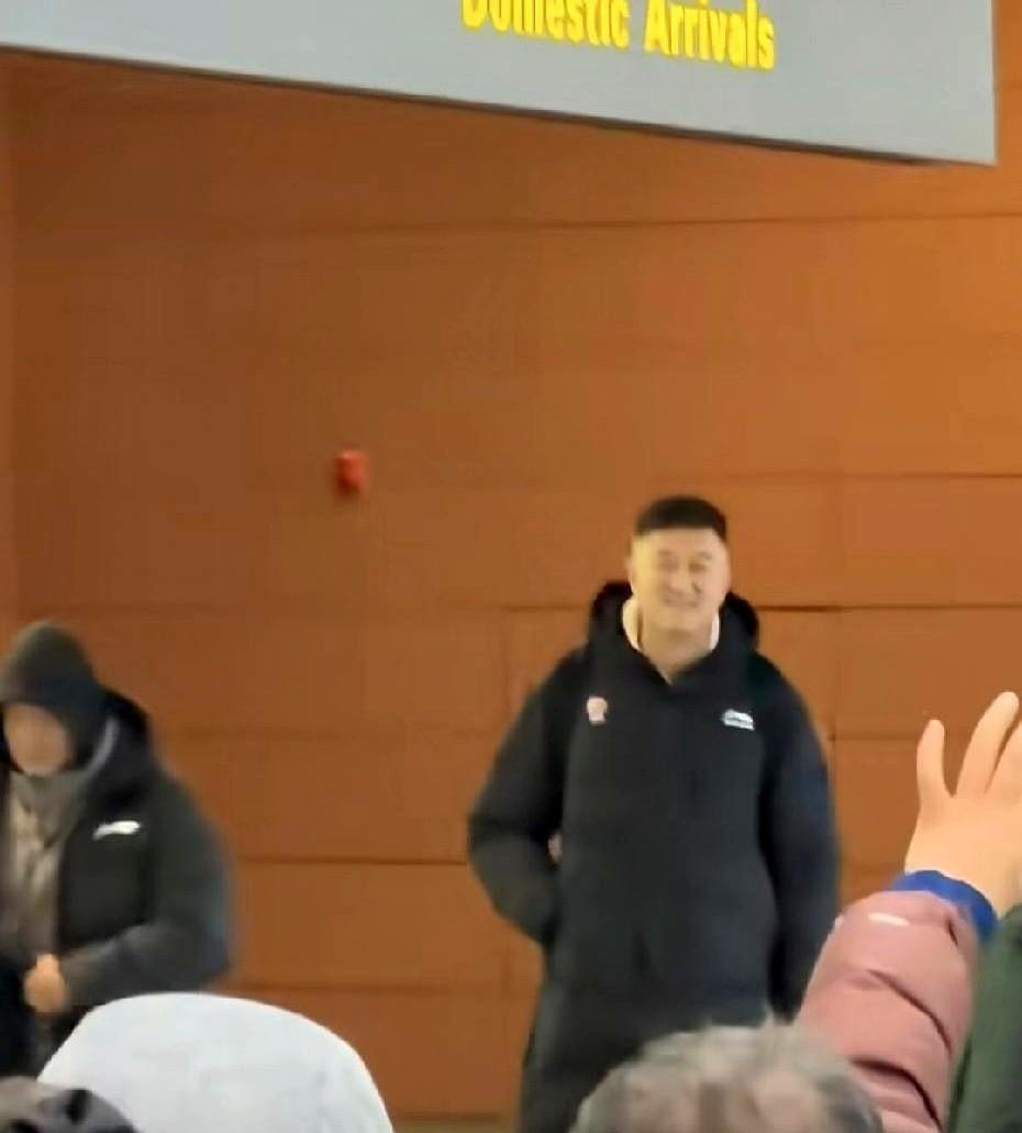 广东队主教练杜锋，人刚到沈阳机场，行李还没拿稳，一帮辽宁球迷就把他给围了，手机镜