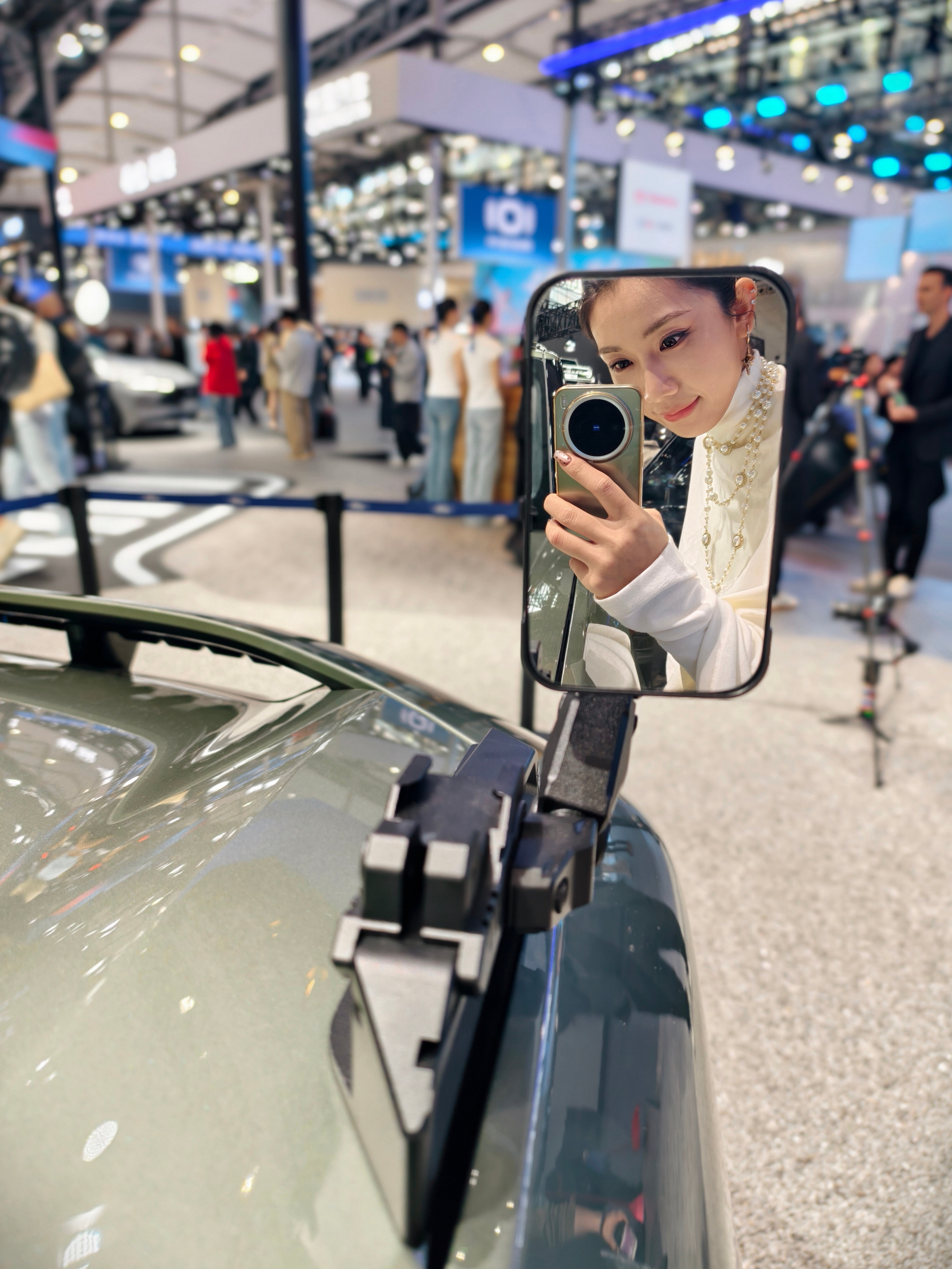 来福特展台看了眼新蒙迪欧！外观做了小升级，现在是更窄的一体式大灯，侧面还是溜背轿