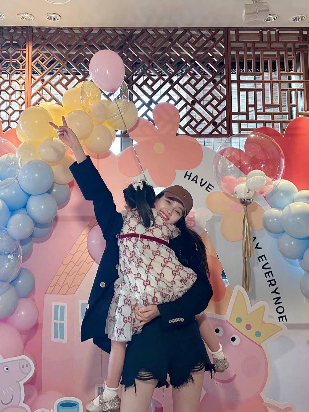 孙怡带女儿和妈妈一起做美甲哇好温馨的一家三口呀，这不就是隔代好闺闺嘛，一起陪伴漂