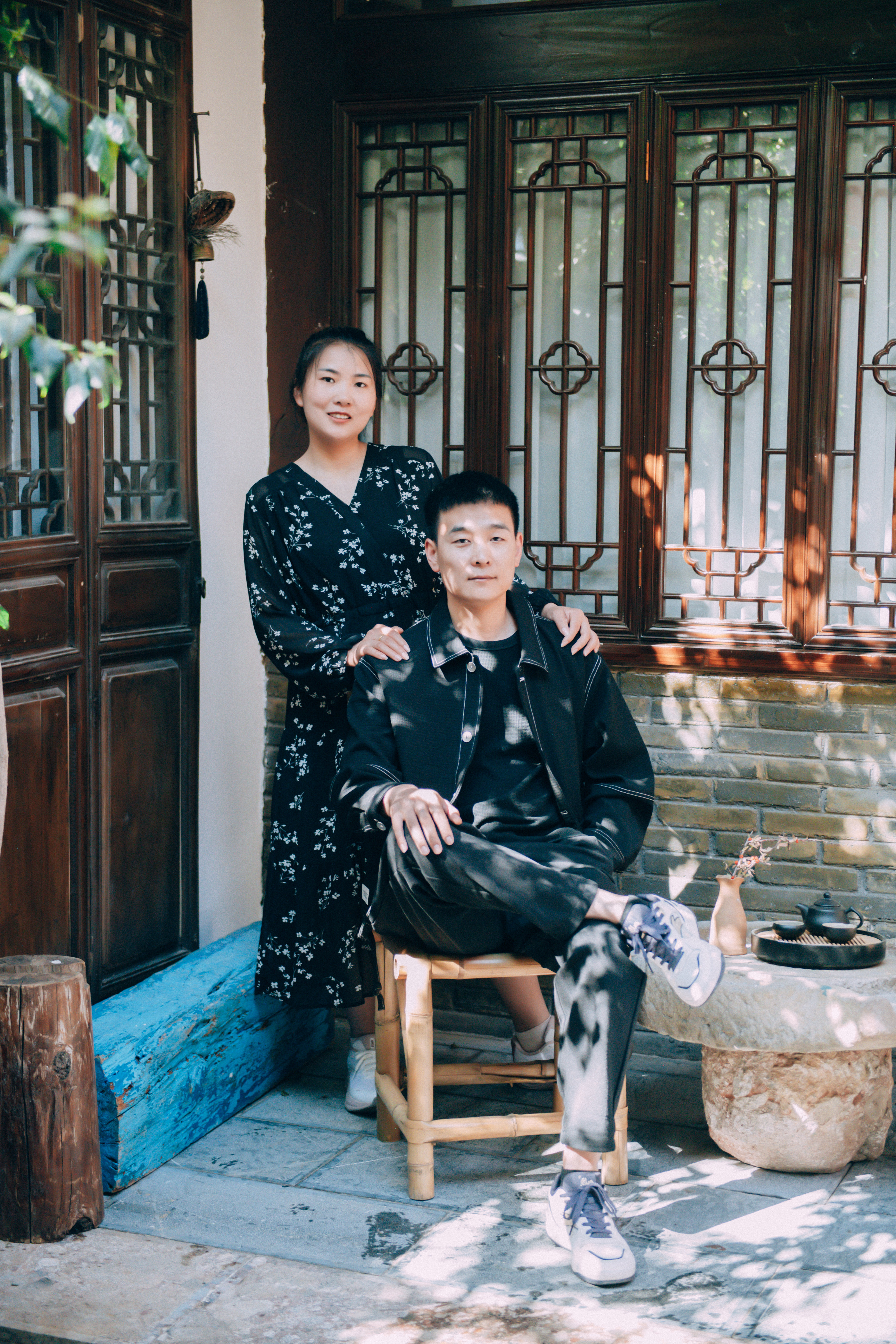 云南六天怎么玩第一天到丽江，机场接你直接去古城。放下行李就能逛，四方街、大水车