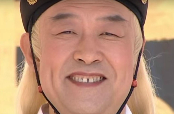 1626年，魏忠贤把李成妃幽禁在长春宫内，要饿死她。15天后，太监打开宫门准备收