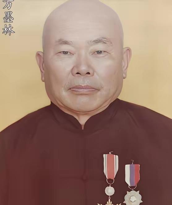 在昔日的上海滩，万墨林是杜月笙最信任的“杜门第一红人”，此人没什么文化，但心思却