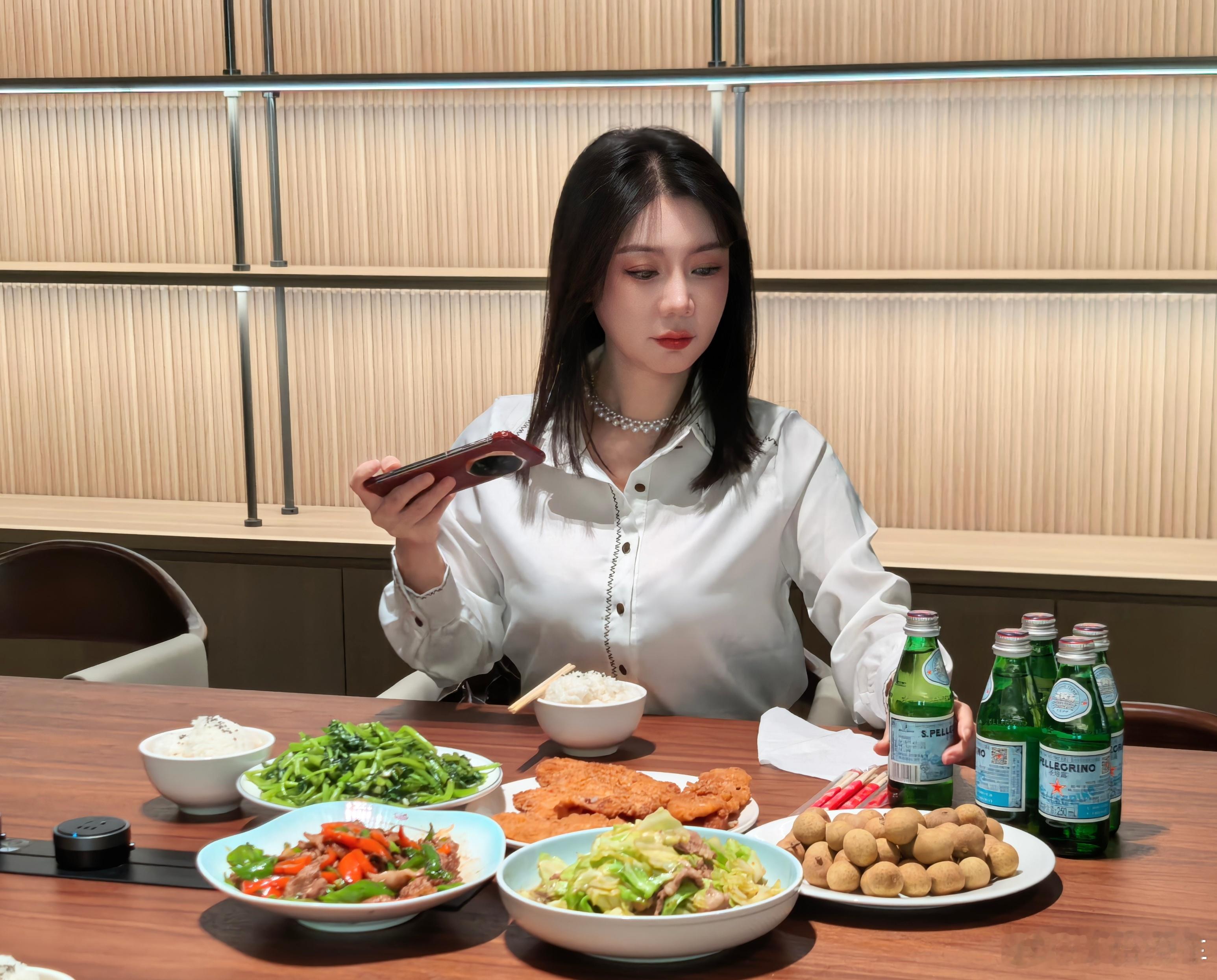 鸿蒙智行大饭店实锤了，这么多人来吃饭，队都排老长了，我到的时候已经没什么菜了，给