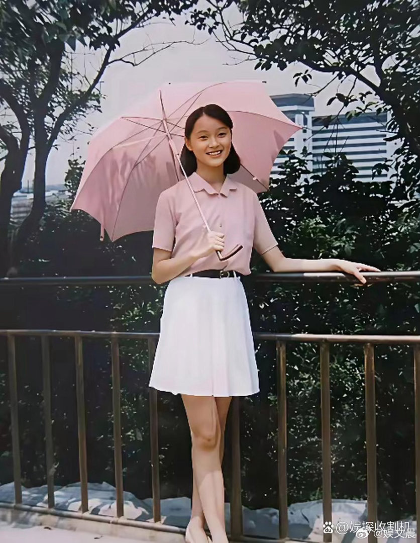 年轻时候的吴越颜值好绝，气质清冷耐看，一眼就很有辨识度。​​​