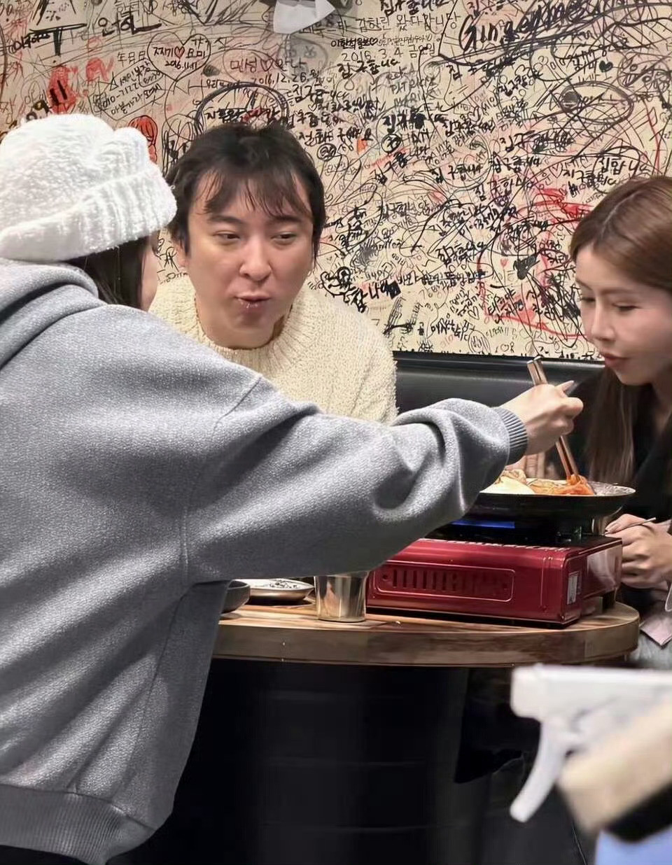 王思聪真的不缺女伴，金美娜都能约到，看来王思聪在韩国，日本真的很受女人的欢迎。
