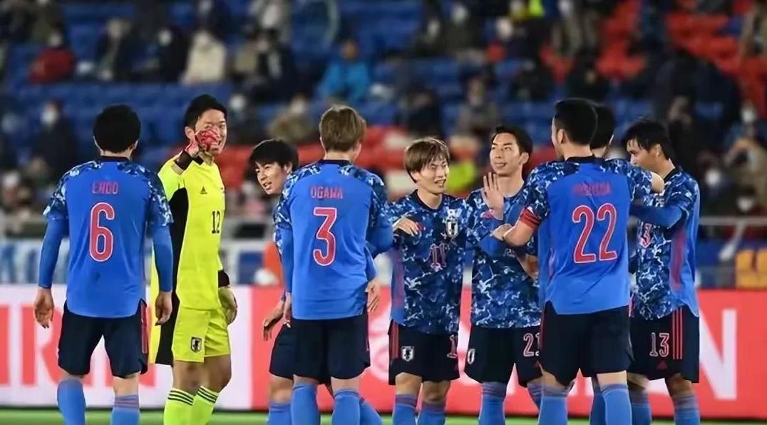 日本足球再次走在中国足球前面，开始对国内踢球的球员限薪，倒逼国内踢球球员去海外留