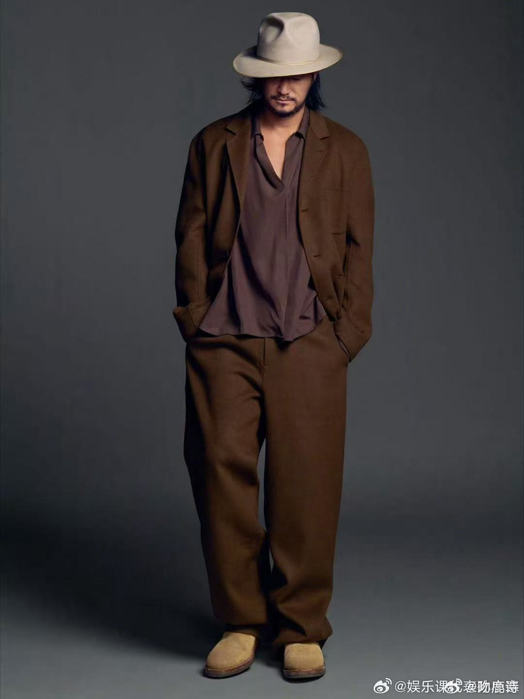 吴京这组帅得不太吴京镜头下的吴京也太会了，慵懒又不失气场，从姿态到眼神都透着不