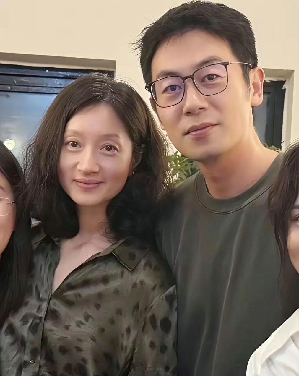不是，忽然就不明白朱亚文了。。姐姐私下素颜好好看，40+还有俩娃的脸蛋儿白亮亮的