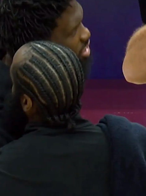 今天赛后哈登和大帝一抱泯恩仇了外面谣传的哈登大帝关系不好可以歇了，赛后哈登和