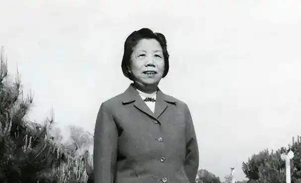 1965年，邓颖超腰部严重扭伤，用了许多方子都不见好转，周总理只好把一位女中医请