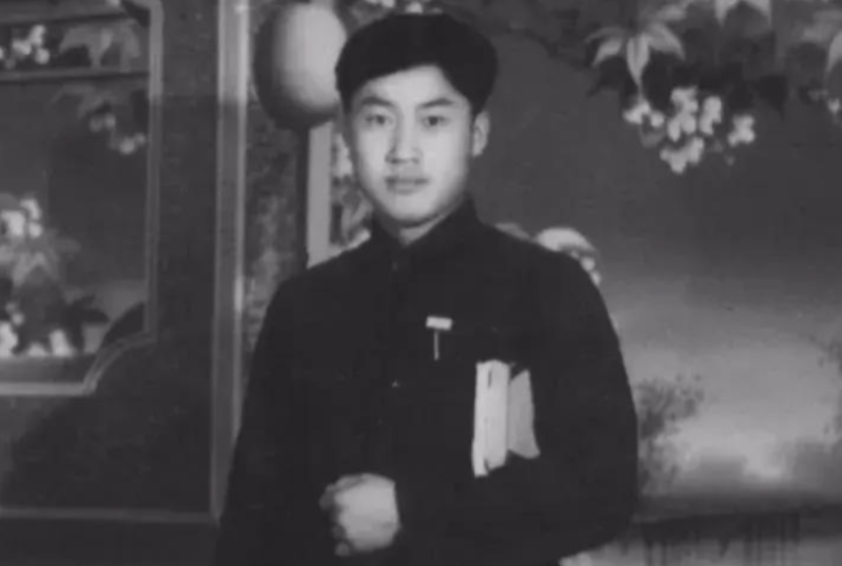 1964年，钱学森在研发东风2号导弹时，发现射程不够，几乎所有人都建议要多加助燃