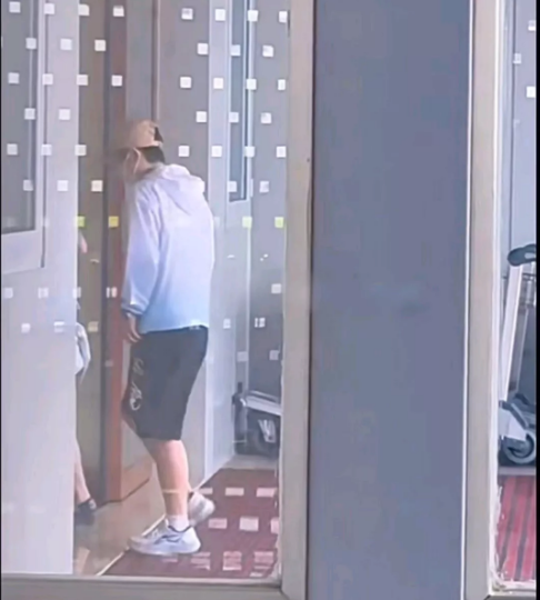 人参果出现了！7月24日，球迷在北京机场看到了莎莎和工作人员。莎莎走无阻通道