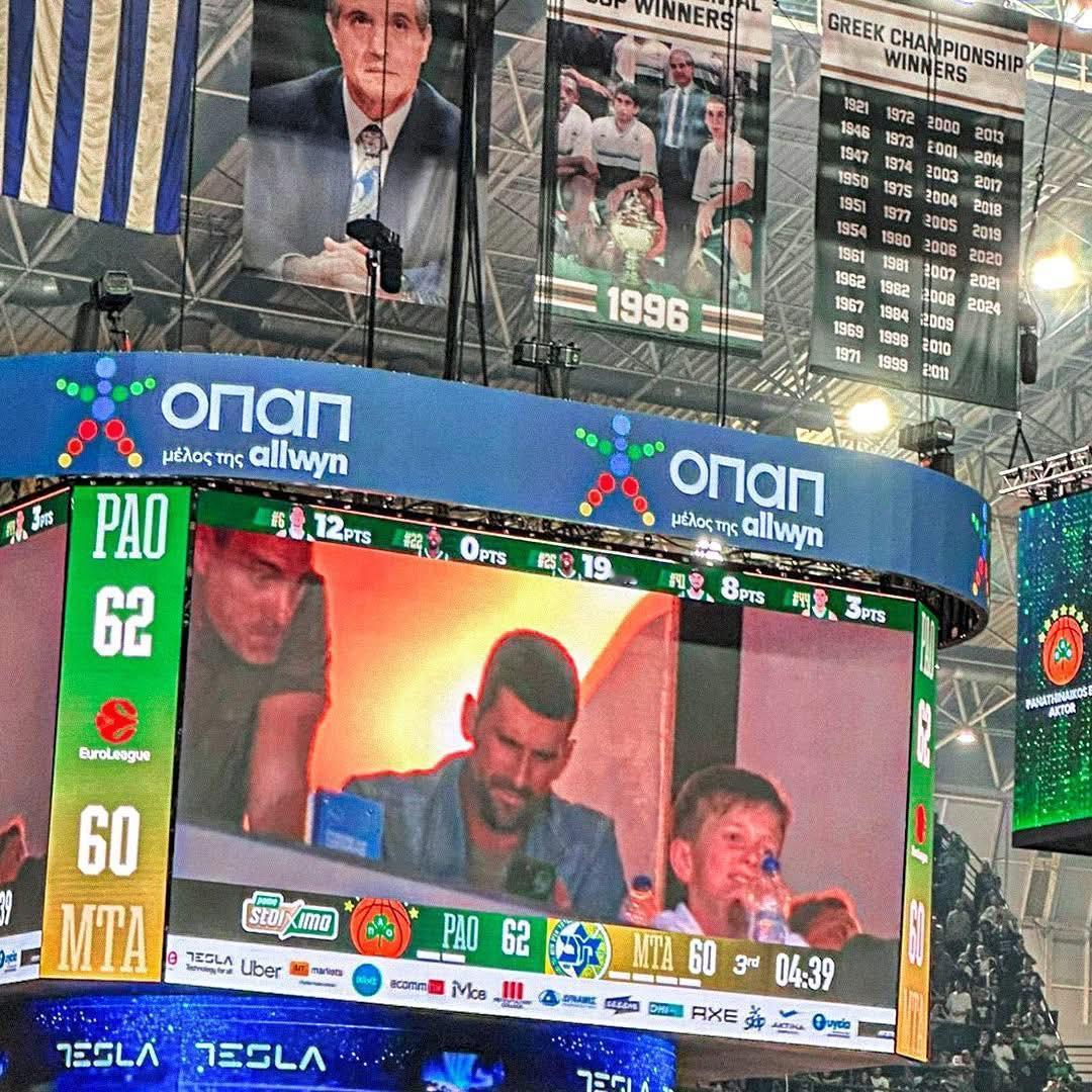 德约科维奇年轻时被叫做烧鸡是有理由的，什么都能吃得下。退出巴黎大师赛后，德约跟儿