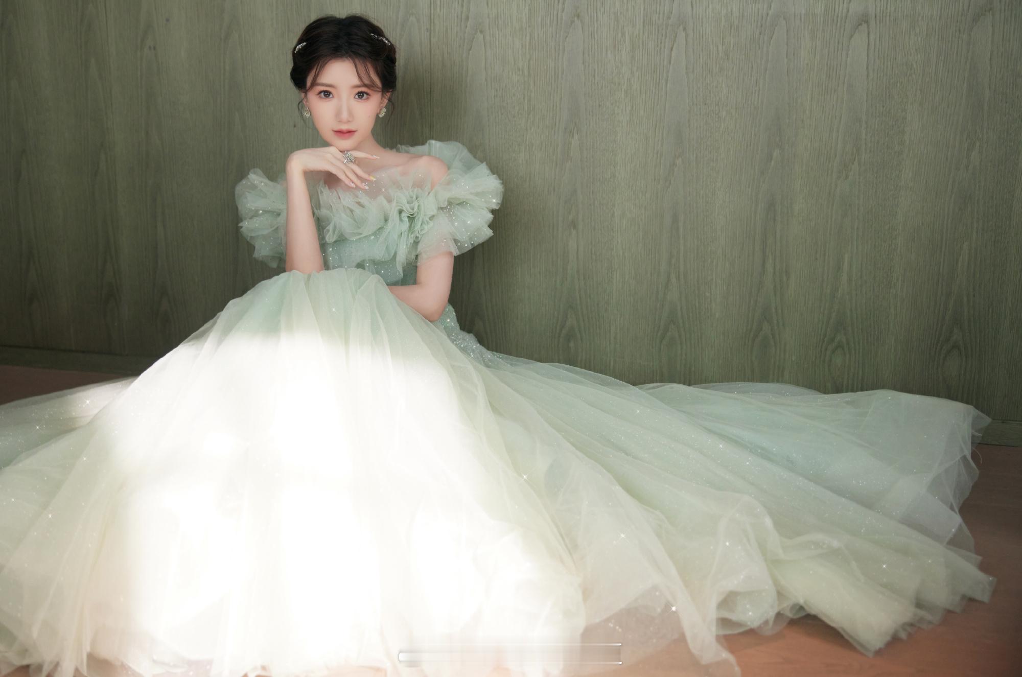 毛晓彤绿色碎钻星河纱裙清雅灵动