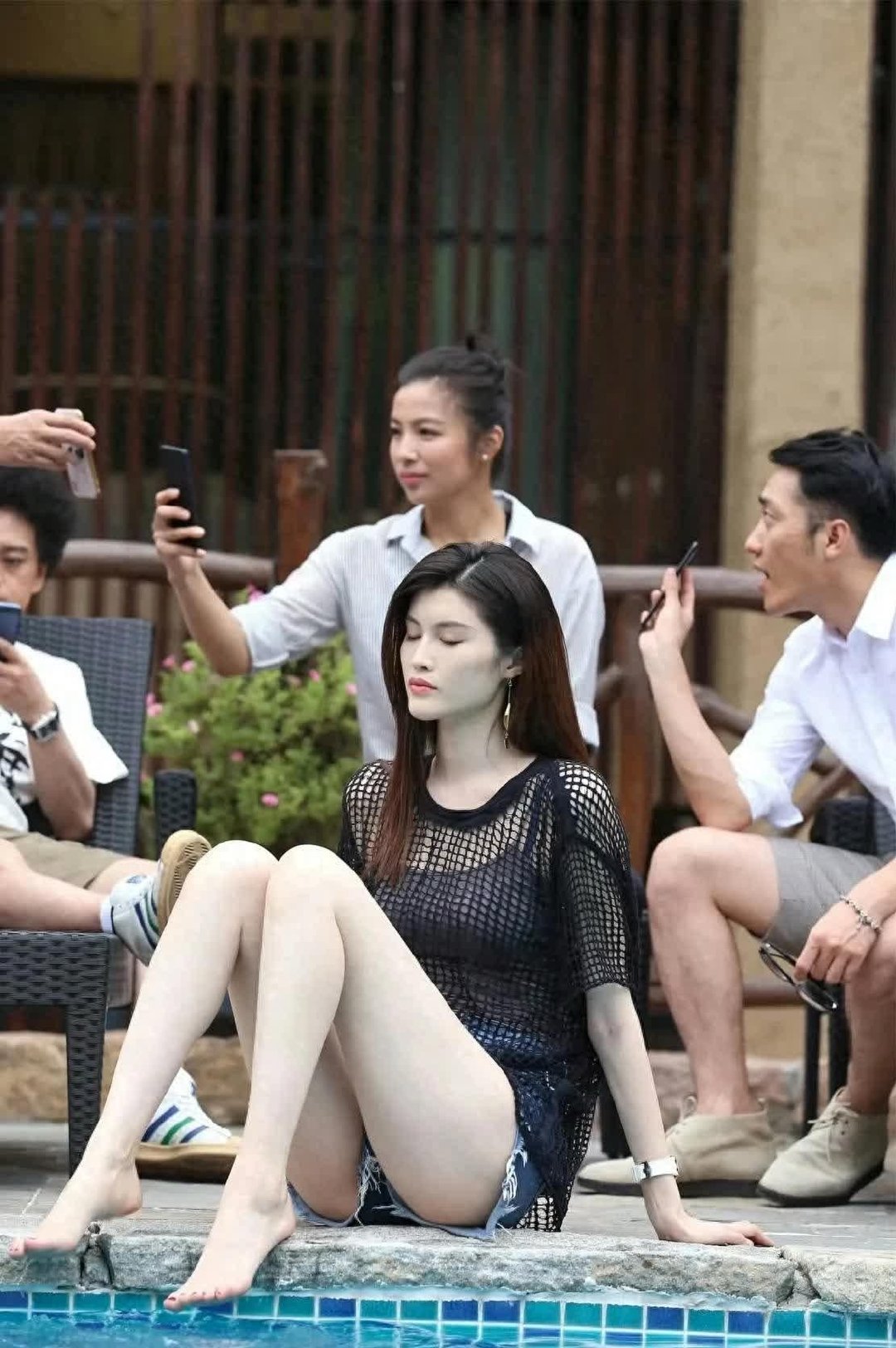 超模的身材果然不愧是令人叹为观止啊！何穗真是太让人惊艳了，简直美得让人心动！​