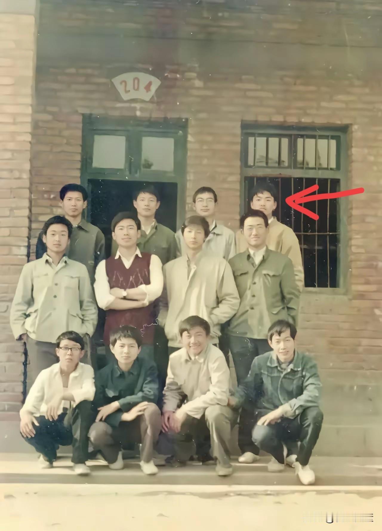 1992年，刘强东与同学们在宿舍楼前合影，18岁的他默默选择站在最后一排最右侧。
