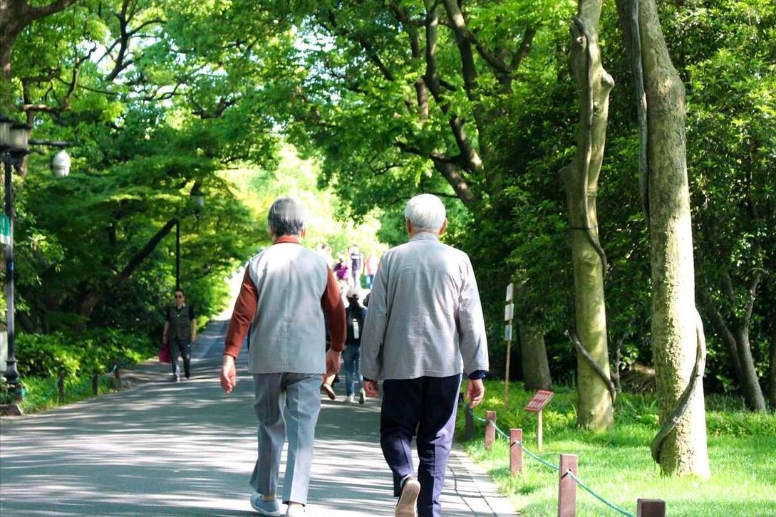 饭后最佳散步时间来了！医生：饭后歇这个时间再走，促消化不伤胃饭后立马散步，是帮