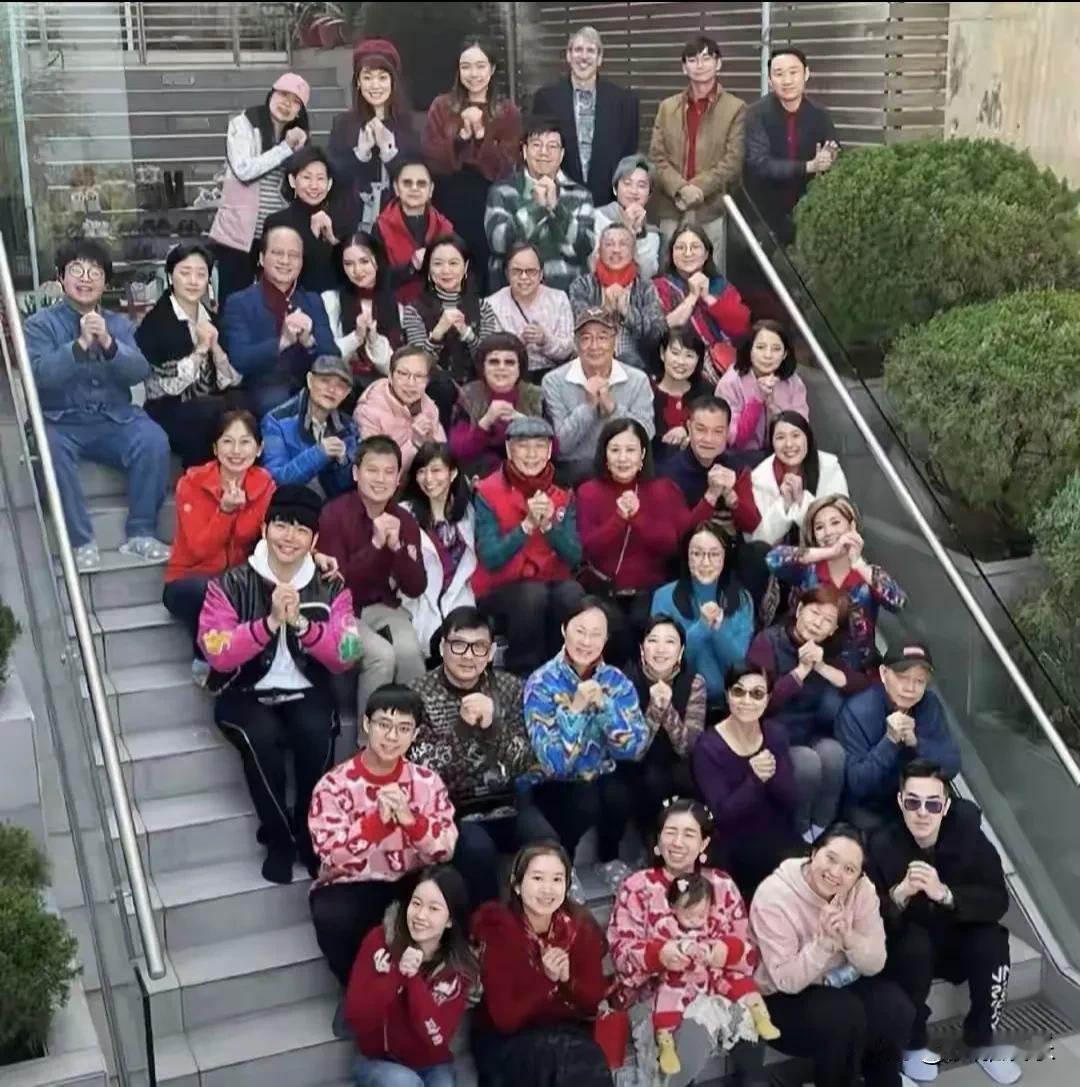 78岁汪明荃豪宅挤爆30人！后辈集体下跪拜年，这一幕比亲儿女还暖农历新年最能