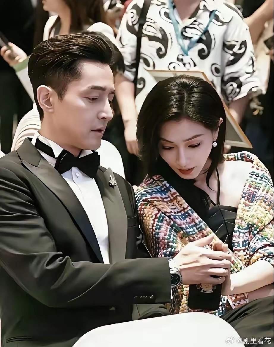 胡歌是永远不会塌房的，并不是他演技有多好，资源有多牛，从他给万茜看女儿照片这一刻