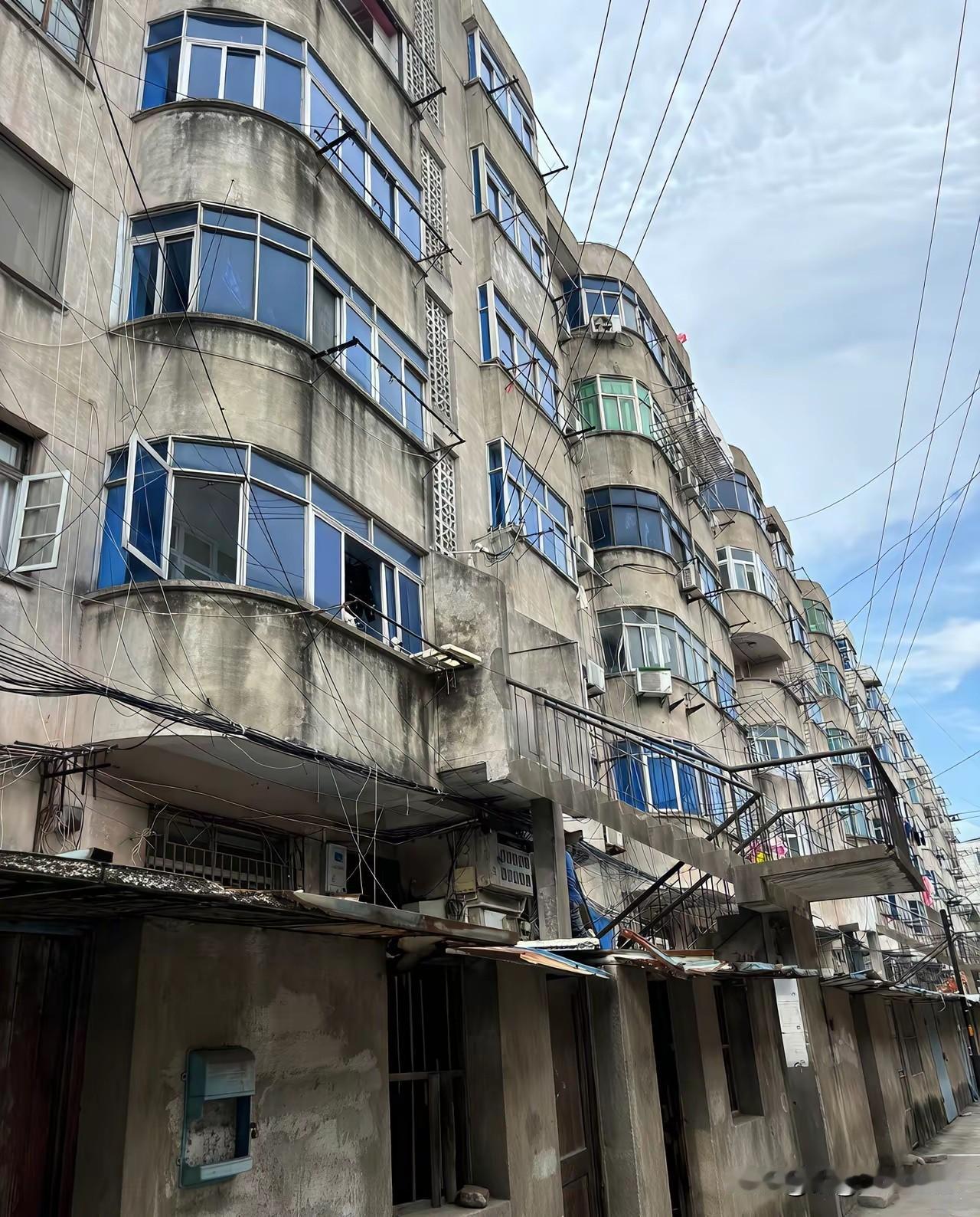 广州二手房收购政策落地满一周，街头巷尾的业主群里早就炸开了锅。有位住越秀老破小的