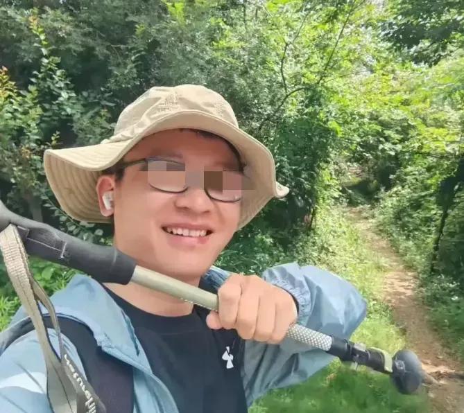 武汉失联男子已找到发现时他躺在玉屏峰南坡的树丛里。16号上午10点，搜救人员