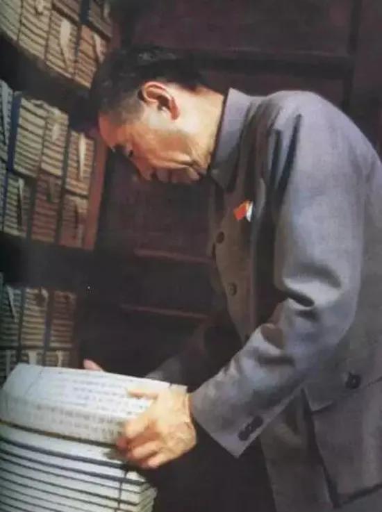 1973年9月，周恩来总理在大同华严寺观看经书。