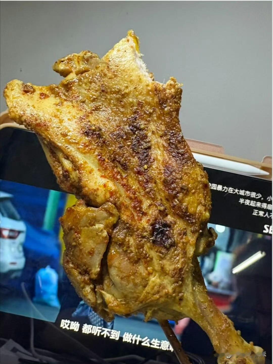 学生吃完阿姨的烤“鹅腿”就拉肚子，以为是辣椒太多导致的就没在意，冒绿光其实是发霉