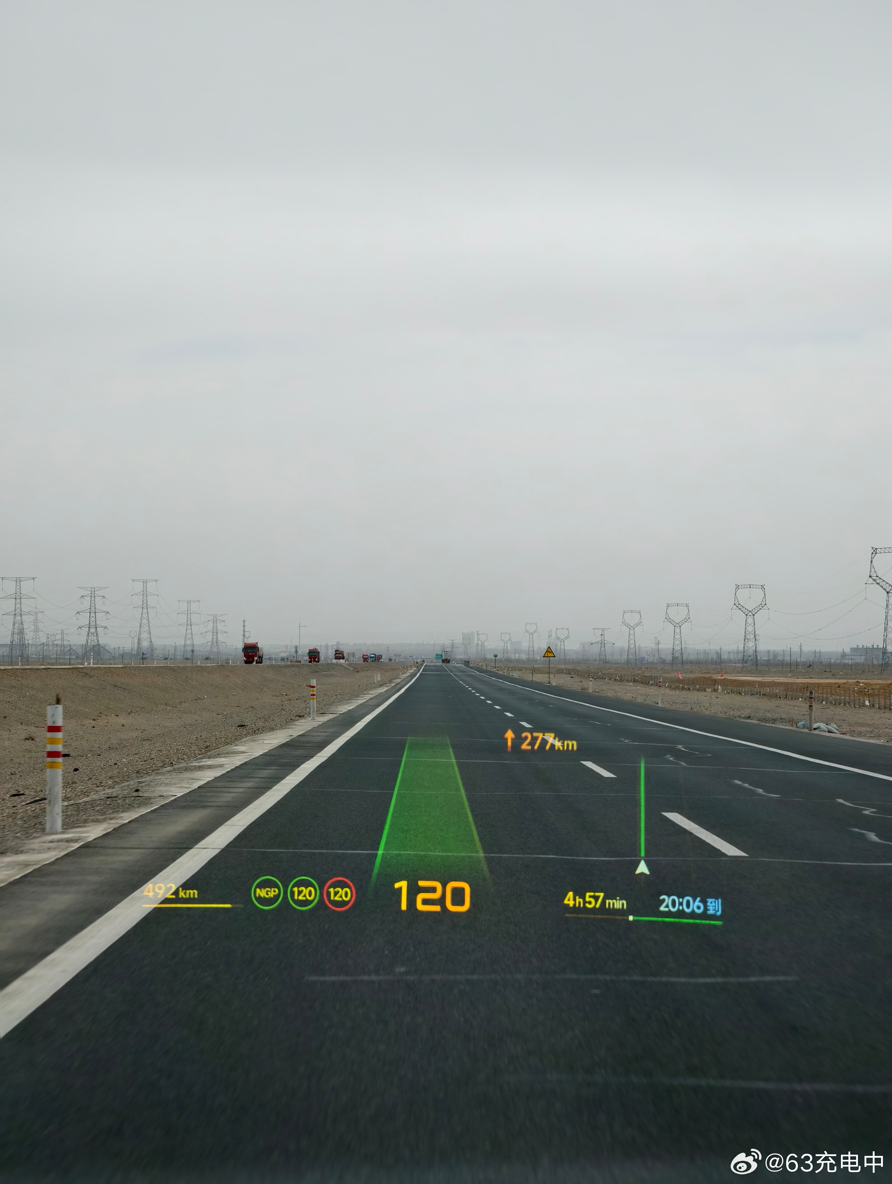 甘肃瓜州，得益于祁连山+马鬃山夹成「天然风道」，风被挤压加速，全年大风不断。年