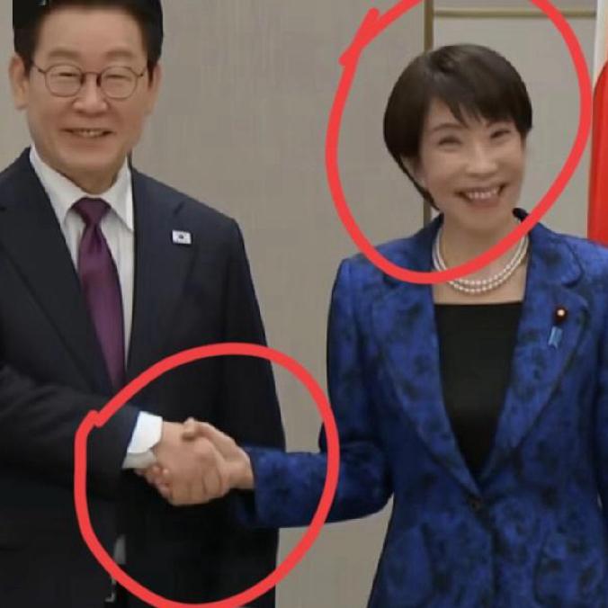李在明访日与高市早苗会谈，3个小细节:1、二人握手10秒钟，高市手劲很大！2