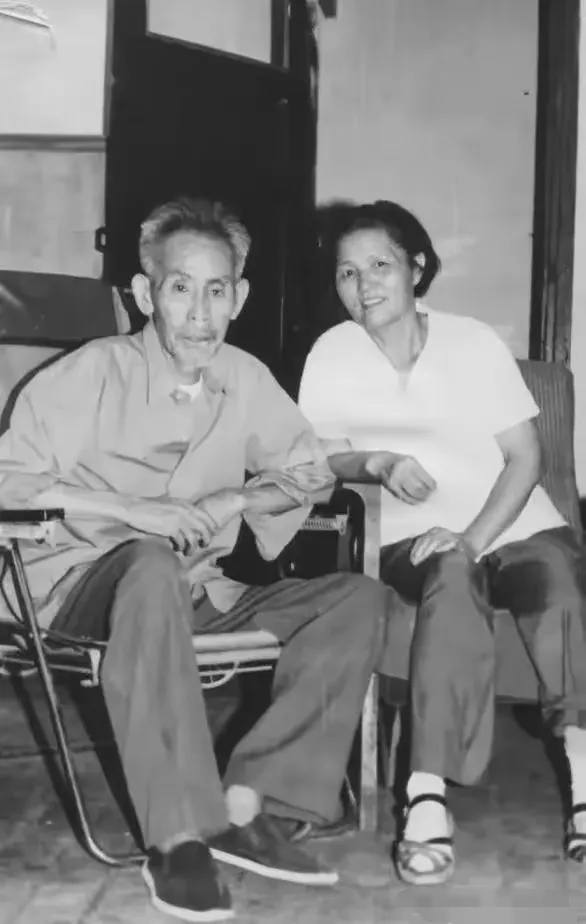 1942年，吴运铎被炮弹炸伤，不得不回到后方接受治疗。因人手不够，一个小媳妇被派