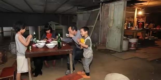 2000年，浙江嘉兴一桥洞下住着一对夫妻，蜗居10年生4个孩子，与老鼠为伴。谁料