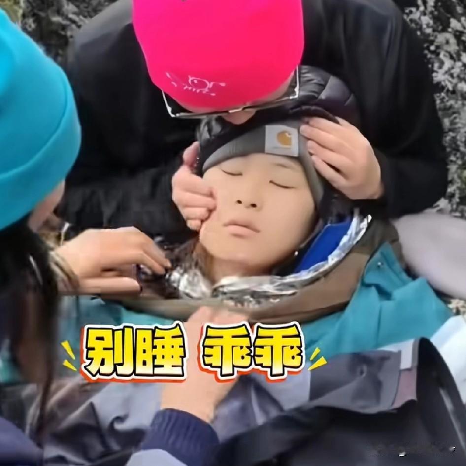 女孩昏迷在4700米海拔高山上，严重高反和失温被“搭子”抛下，被两名医生发现救下