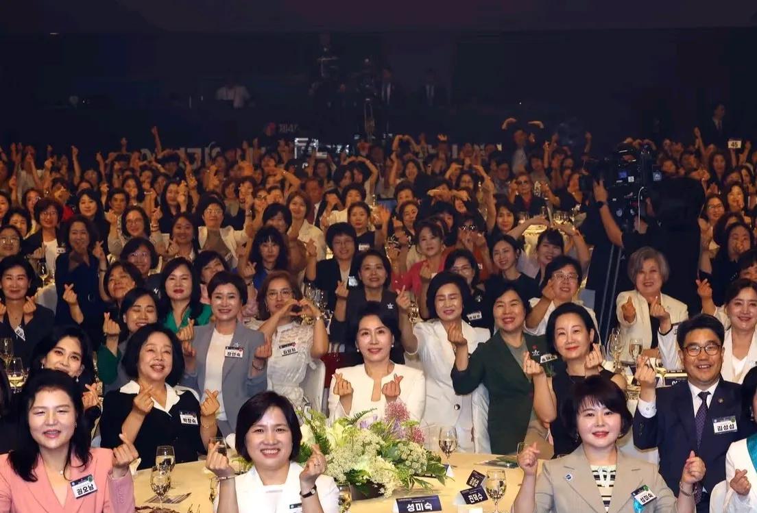 能让李富真笑可真不容易，但金惠景做到了！7月1日三星李富真和金惠景一起参加开幕式