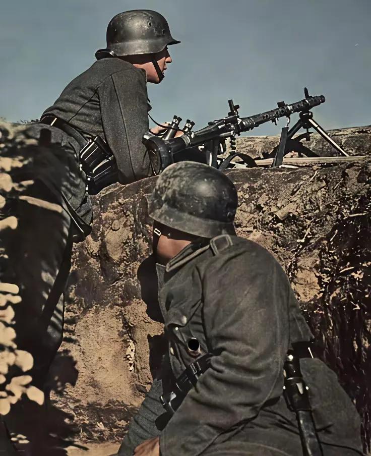二战德军有两款“战场撕布机”相当凶猛。一款是MG-42通用机枪，1942年开