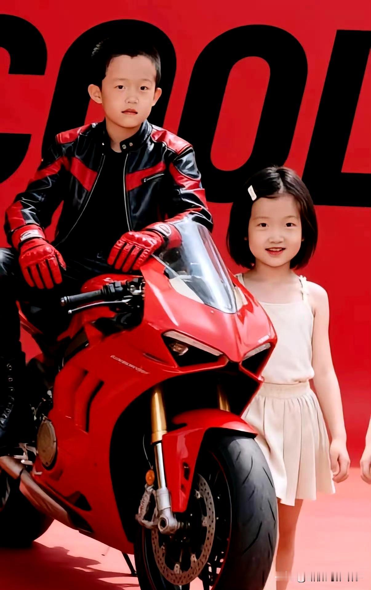 从小美到大！妹宝与哥哥的颜值“续航力”太绝这组童年合照里的妹宝与哥哥，把“