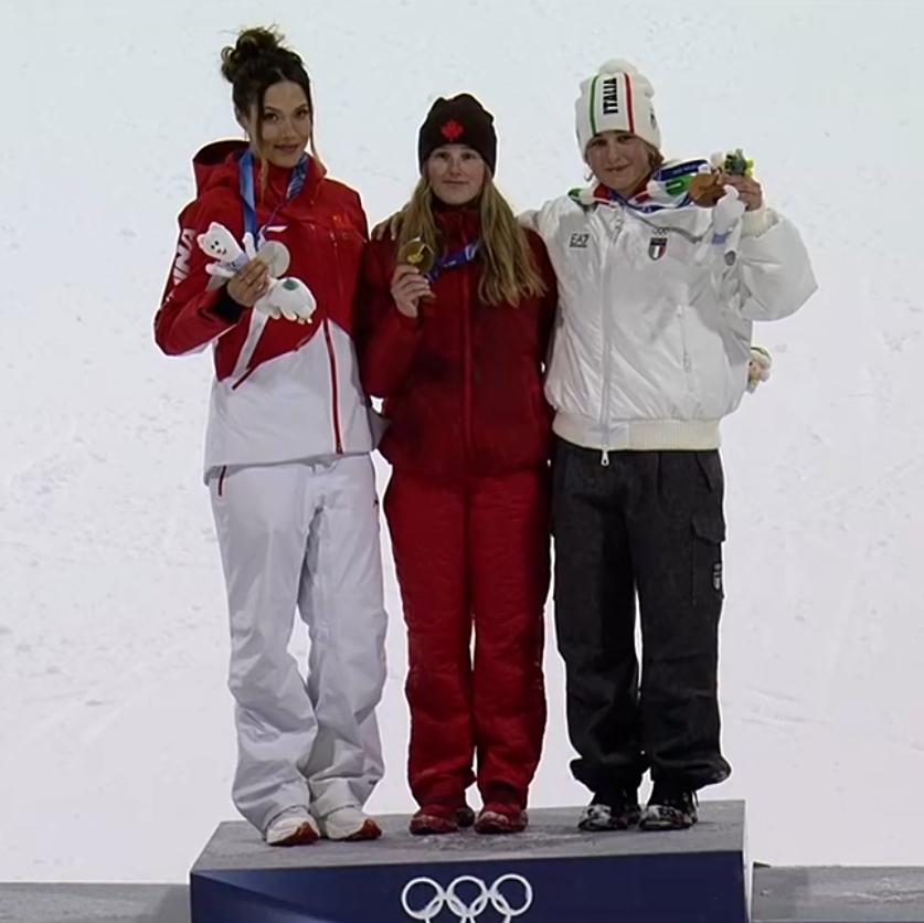 有没有发现，国际雪联的竞赛规则好乱？谷爱凌的自由式滑雪坡面障碍技巧决赛，三跳取