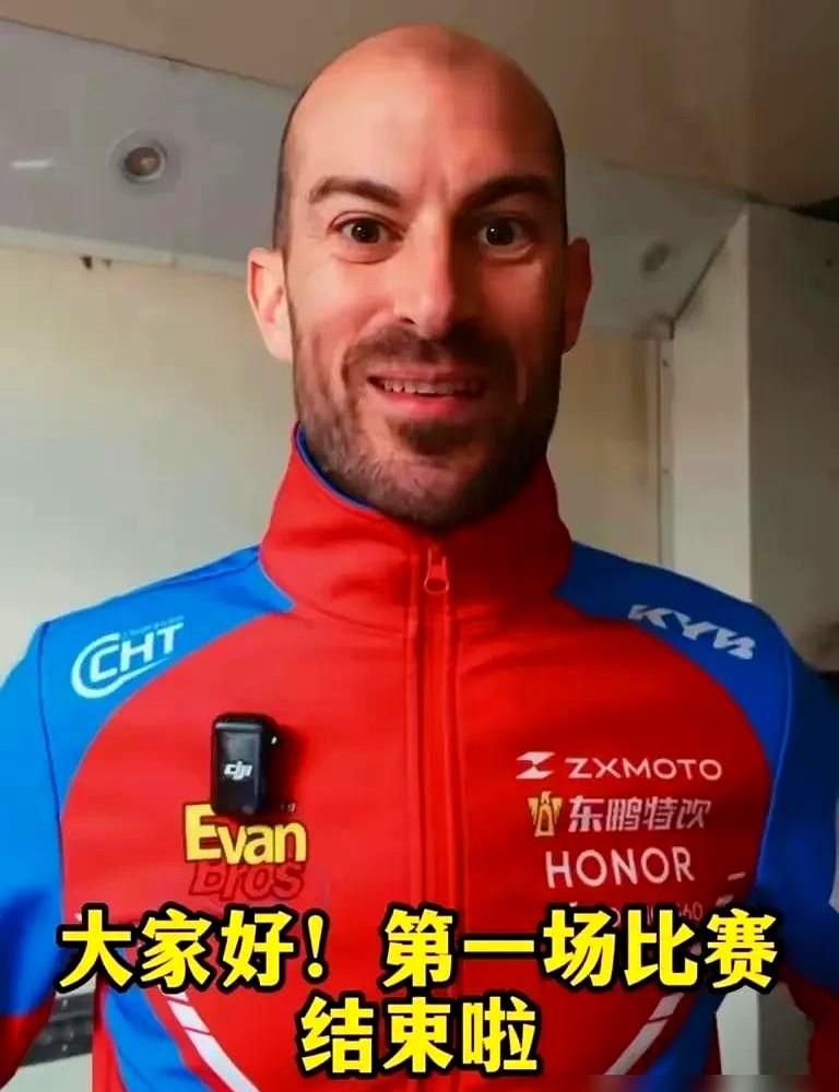 刚拿冠军，自己人就开始拆台了？车手德比斯刚举起奖杯，转头就对着媒体抱怨赛车后轮
