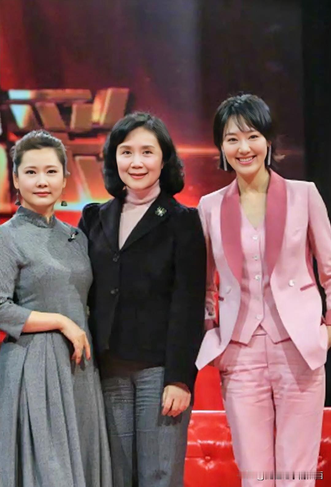 三位是不同年龄段的大明星，估计中老年人都认得演员何赛飞跟严晓频，她们演技精湛，人