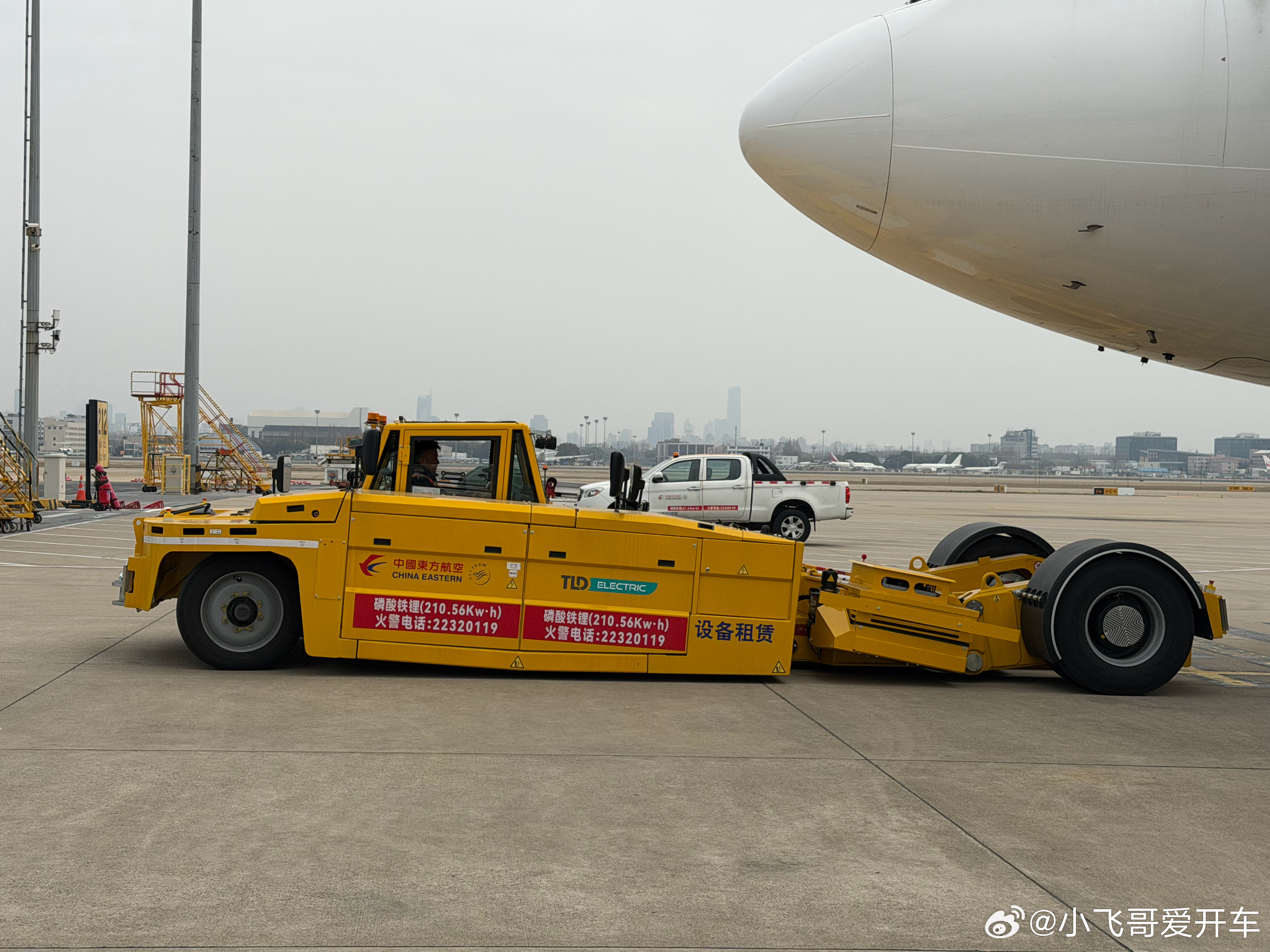 现在飞机牵引车都换成纯电动的了，搭载了210度电的磷酸铁锂电池，电量也不高，也就