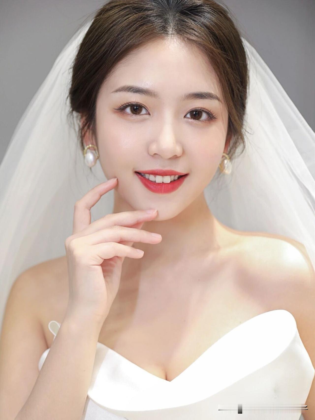 甜美的新娘造型[害羞][害羞]，温柔微笑，梦幻婚纱，幸福满满！💍✨红妆美人笑