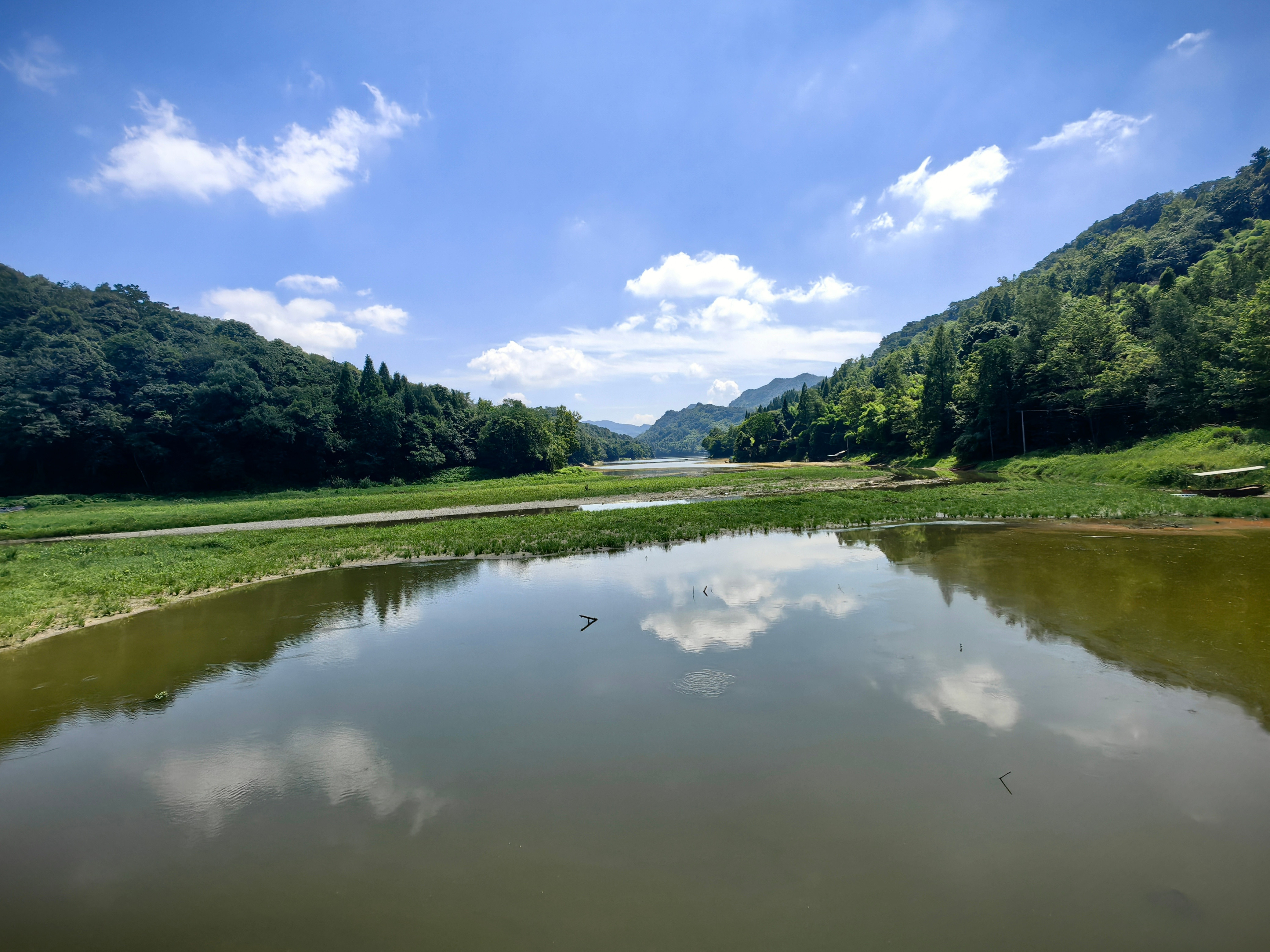 莲花湖是个水库湖，现在打造成风景区，有三分之二位于喵奶奶当知青插队的向峨公社。我