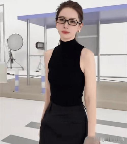 2026年1月，戚薇新营业视频引发网友热议，其高马尾造型、立体五官及特定角度下的