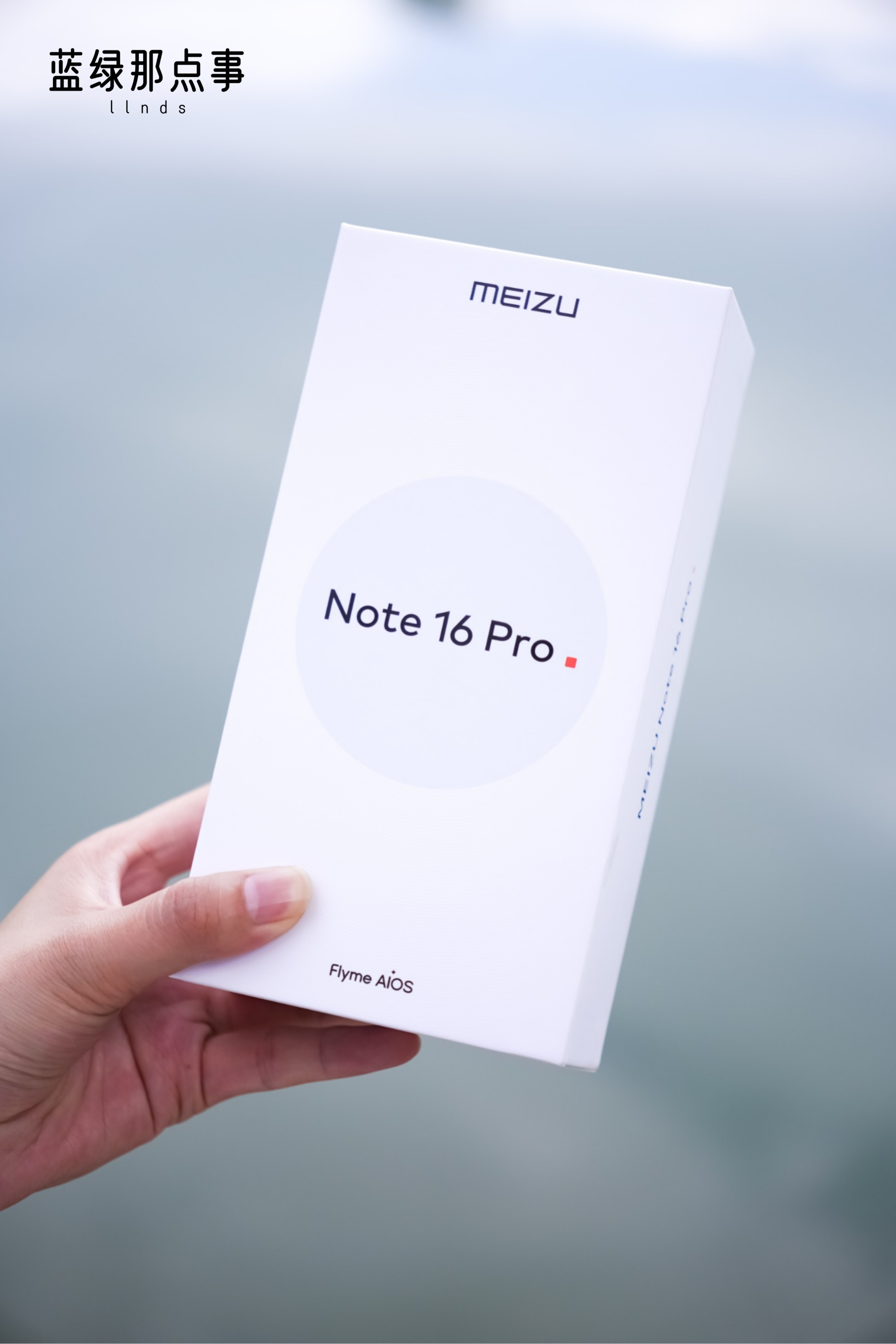 拿到魅族Note16Pro的第一周，我就一不留神在家门口把它摔了，看着它从台