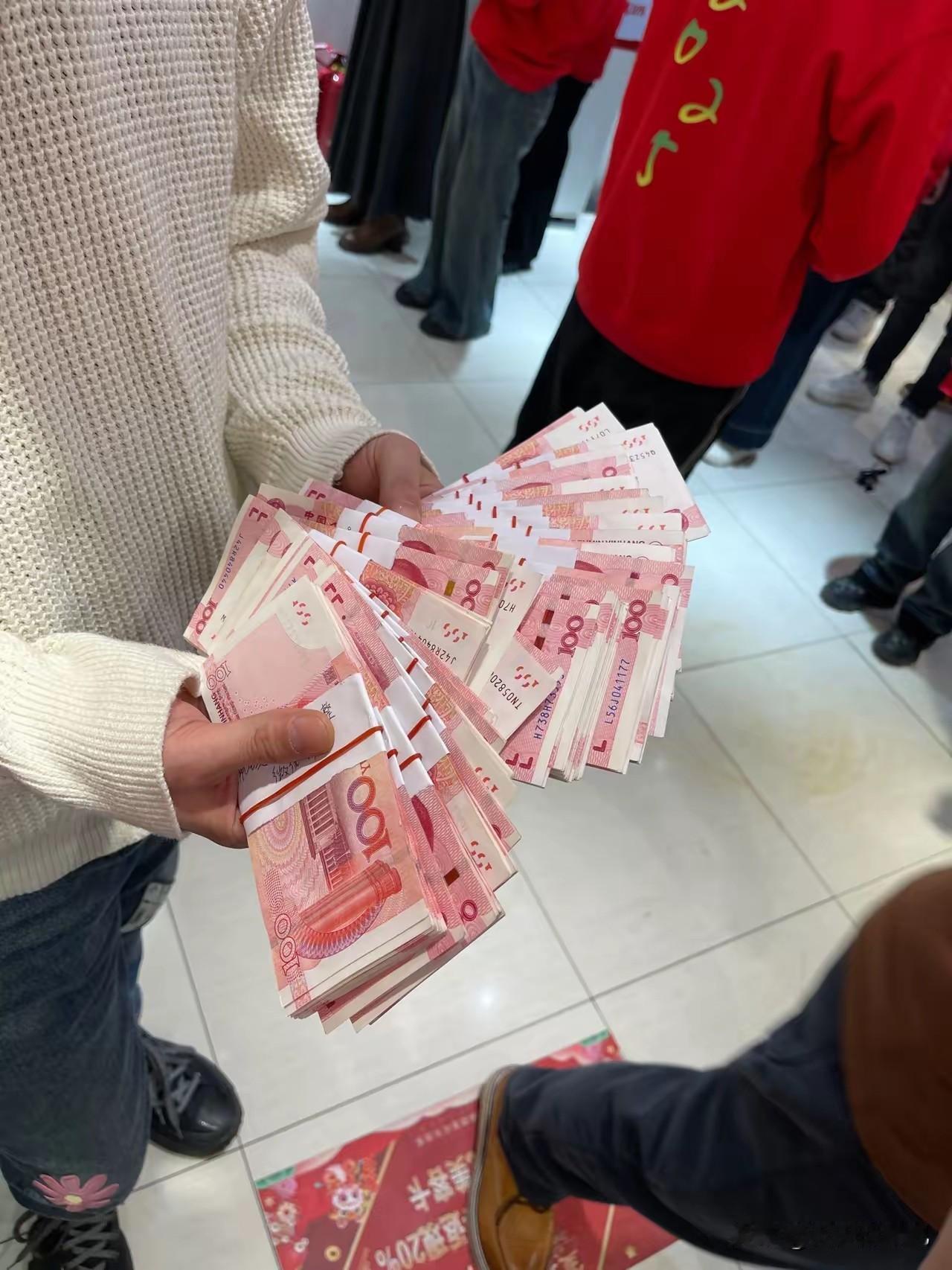 胖东来的见义勇为奖还是实在啊，主动出手的最高就是五万，就连协助的都是大几千，